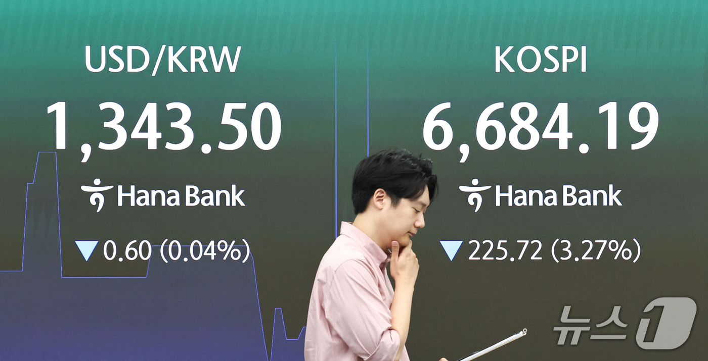 (서울=뉴스1) 이종수 기자 = 14일 오전 서울 중구 하나은행 딜링룸 전광판에 코스피 지수 등 시황이 표시되고 있다. 이날 코스피는 전 거래일 대비 217.30포인트(3.14%) …