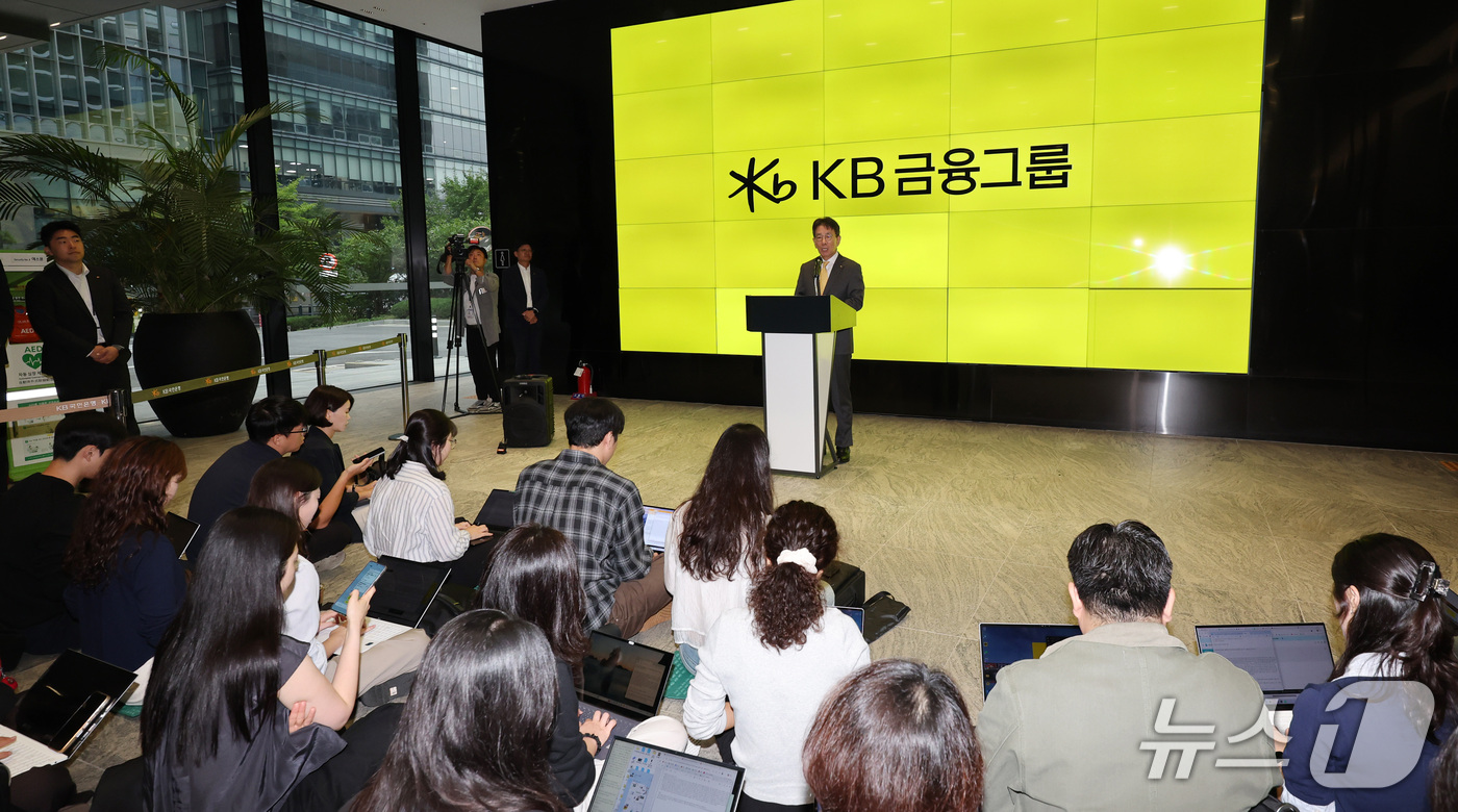 (서울=뉴스1) 박지혜 기자 = 차기 KB금융 회장 후보로 내정된 이재근 KB금융그룹 부문장이 14일 오전 서울 영등포구 여의도 KB금융 신관에서 소감을 밝히고 있다. 2026.9 …