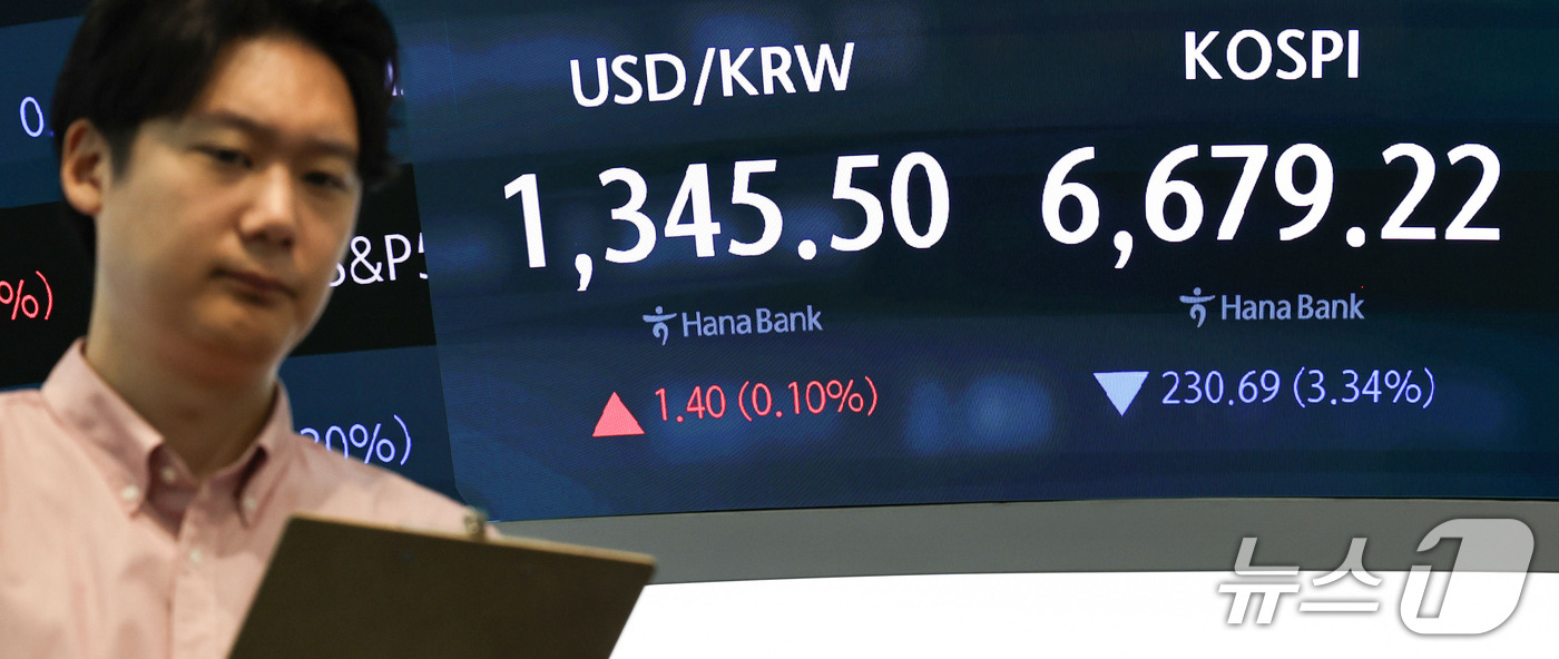 (서울=뉴스1) 이종수 기자 = 14일 오전 서울 중구 하나은행 딜링룸 전광판에 코스피 지수 등 시황이 표시되고 있다. 이날 코스피는 전 거래일 대비 217.30포인트(3.14%) …