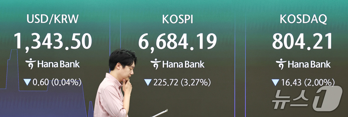 (서울=뉴스1) 이종수 기자 = 14일 오전 서울 중구 하나은행 딜링룸 전광판에 코스피 지수 등 시황이 표시되고 있다. 이날 코스피는 전 거래일 대비 217.30포인트(3.14%) …