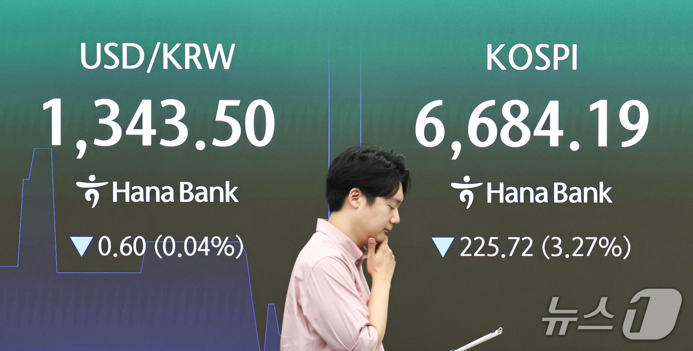 (서울=뉴스1) 이종수 기자 = 14일 오전 서울 중구 하나은행 딜링룸 전광판에 코스피 지수 등 시황이 표시되고 있다. 이날 코스피는 전 거래일 대비 217.30포인트(3.14%) …