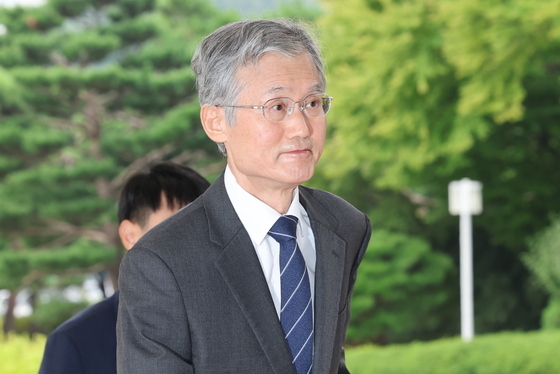 출근하는 조희대 대법원장