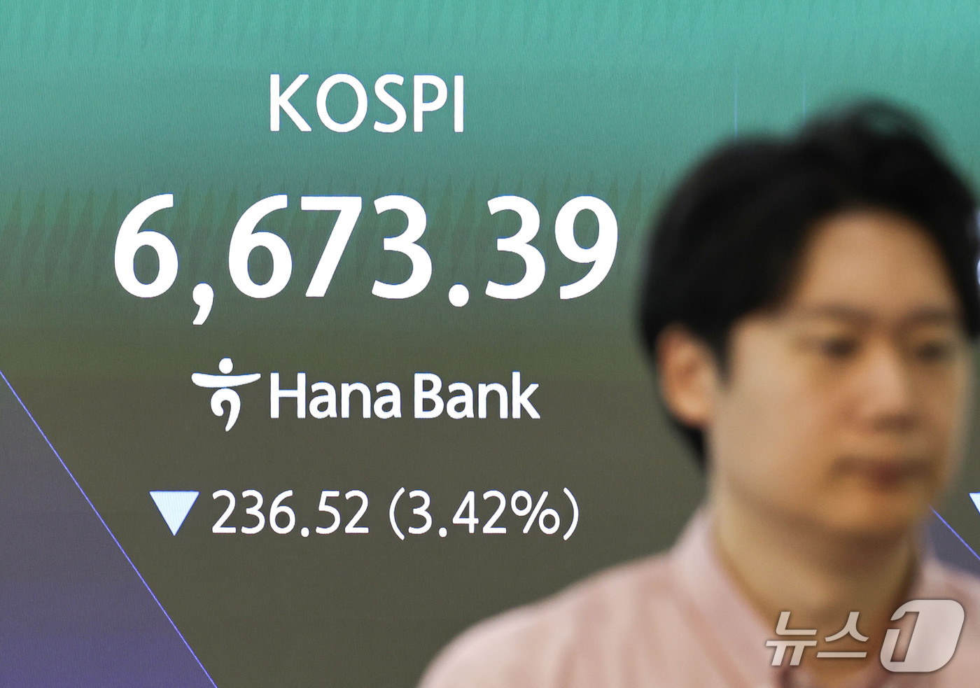(서울=뉴스1) 이종수 기자 = 14일 오전 서울 중구 하나은행 딜링룸 전광판에 코스피 지수 등 시황이 표시되고 있다. 이날 코스피는 전 거래일 대비 217.30포인트(3.14%) …