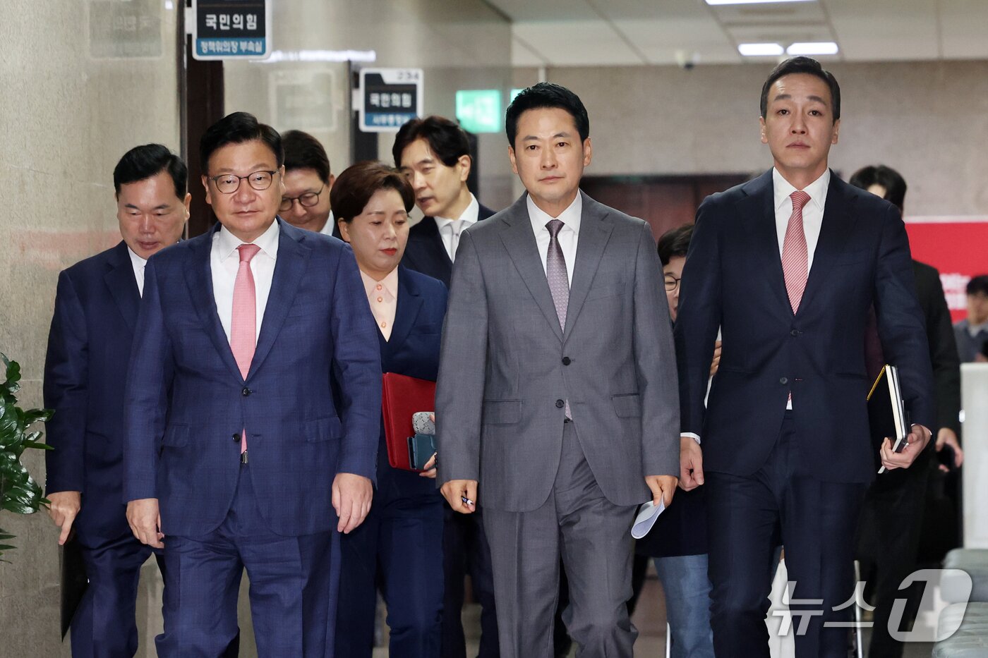 본문 이미지 - 장동혁 국민의힘 대표가 14일 오전 서울 여의도 국회에서 열린 최고위원회의에 참석하고 있다. 2026.9.14 ⓒ 뉴스1 황기선 기자