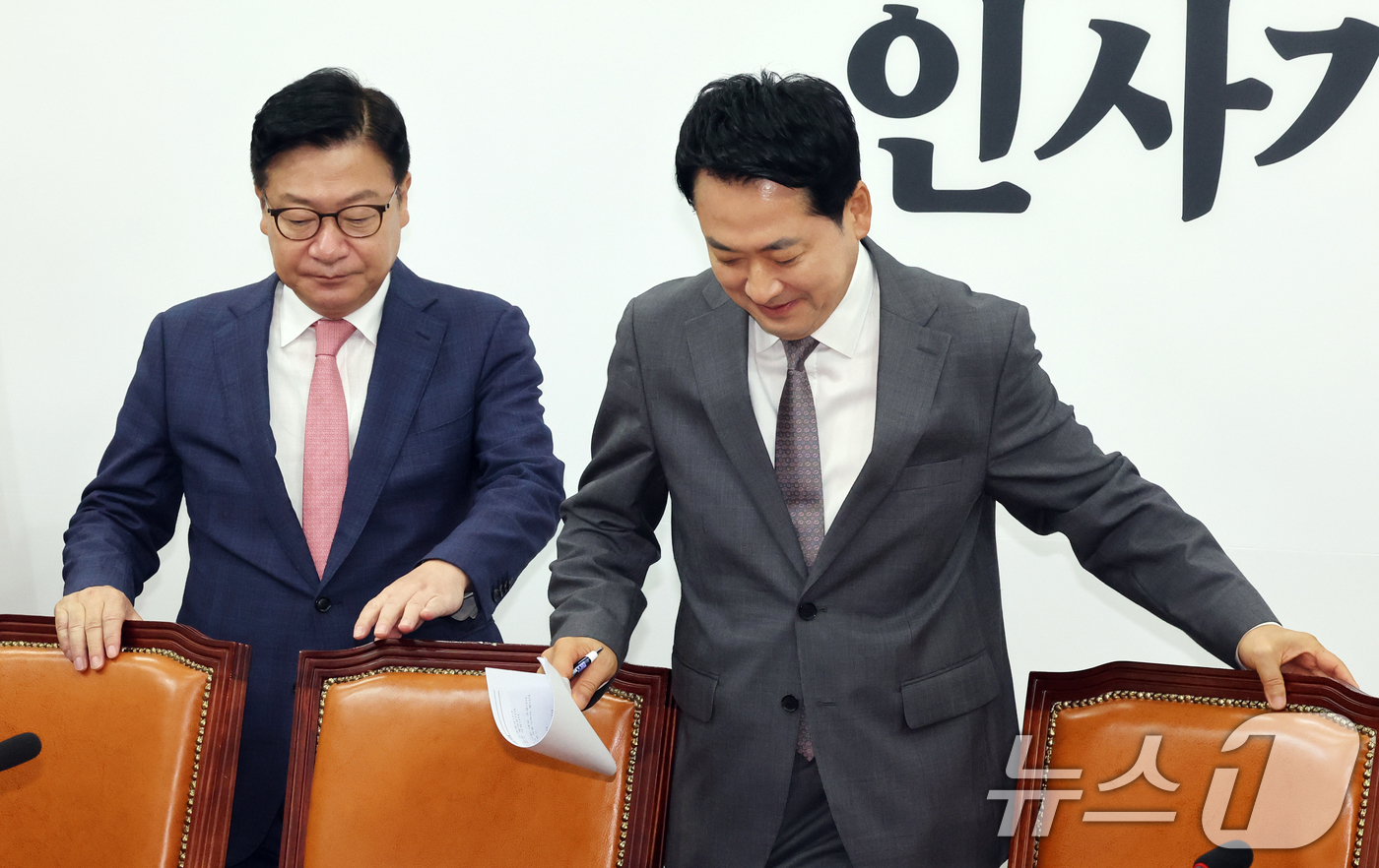 (서울=뉴스1) 황기선 기자 = 국민의힘 장동혁 대표와 정점식 원내대표가 14일 오전 서울 여의도 국회에서 열린 최고위원회의에 참석하고 있다.  2026.9.14/뉴스1
