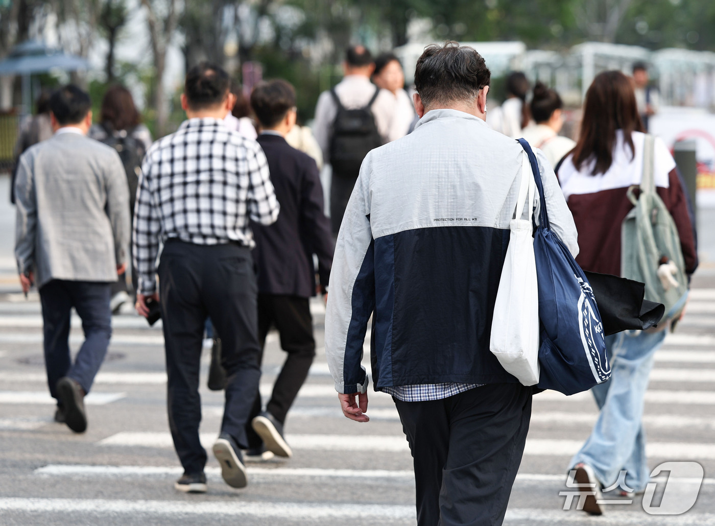 (서울=뉴스1) 이종수 기자 = 아침 기온이 14도까지 떨어지고 낮 최고기온은 31도까지 오르는 등 큰 일교차가 예보된 14일 오전 서울 종로구 광화문광장 일대에서 시민들이 긴팔 …
