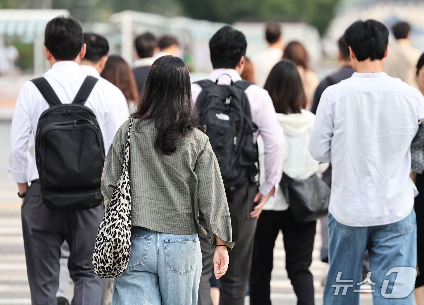 (서울=뉴스1) 이종수 기자 = 아침 기온이 14도까지 떨어지고 낮 최고기온은 31도까지 오르는 등 큰 일교차가 예보된 14일 오전 서울 종로구 광화문광장 일대에서 시민들이 긴팔 …