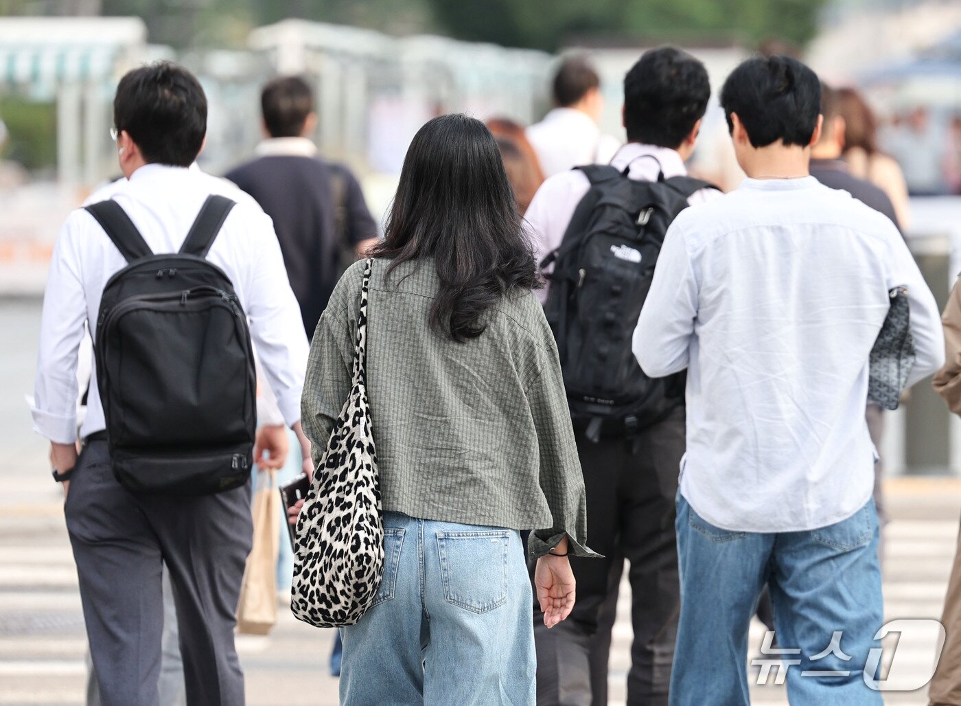 본문 이미지 - 서울 종로구 광화문광장 일대에서 시민들이 긴팔 옷을 입고 발걸음을 옮기고 있다. 2026.9.14 ⓒ 뉴스1 이종수 기자