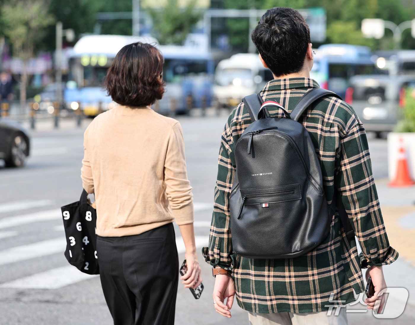 (서울=뉴스1) 이종수 기자 = 아침 기온이 14도까지 떨어지고 낮 최고기온은 31도까지 오르는 등 큰 일교차가 예보된 14일 오전 서울 종로구 광화문광장 일대에서 시민들이 긴팔 …