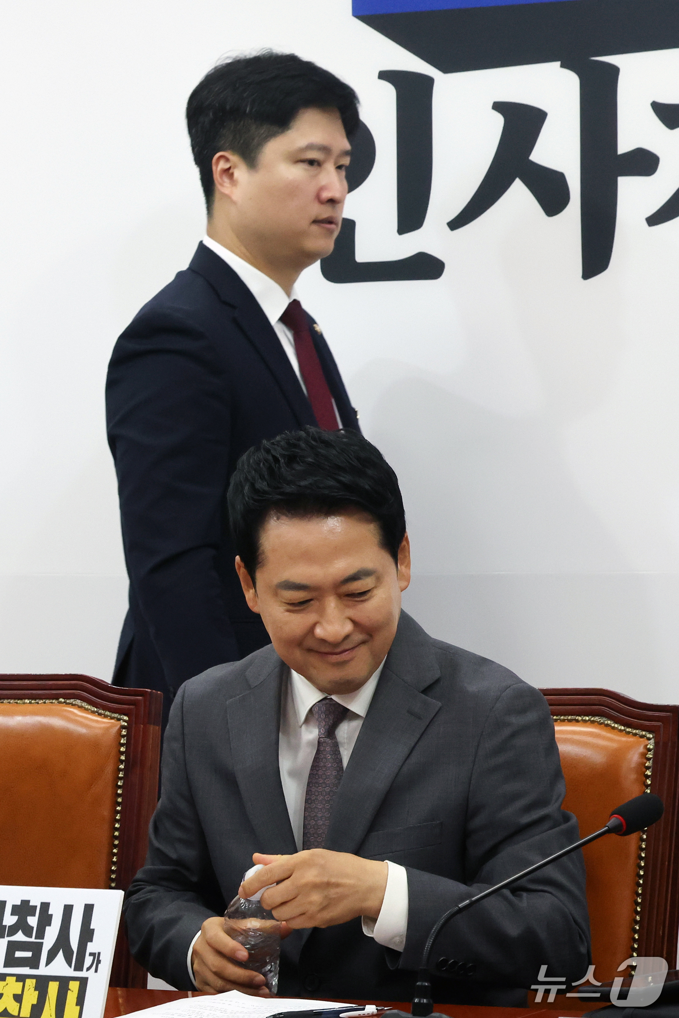 (서울=뉴스1) 황기선 기자 = 우재준 국민의힘 최고위원이 14일 오전 서울 여의도 국회에서 열린 최고위원회의에서 장돟혁 대표 뒤로 입장하고 있다. 2026.9.14/뉴스1