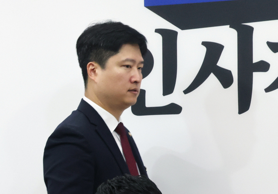 장동혁 대표 뒤로 최고위 입장하는 우재준 최고위원