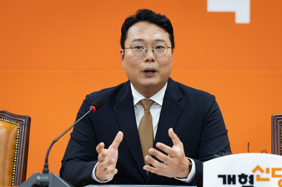 취재진 질문 답하는 천하람 개혁신당 당대표 권한대행