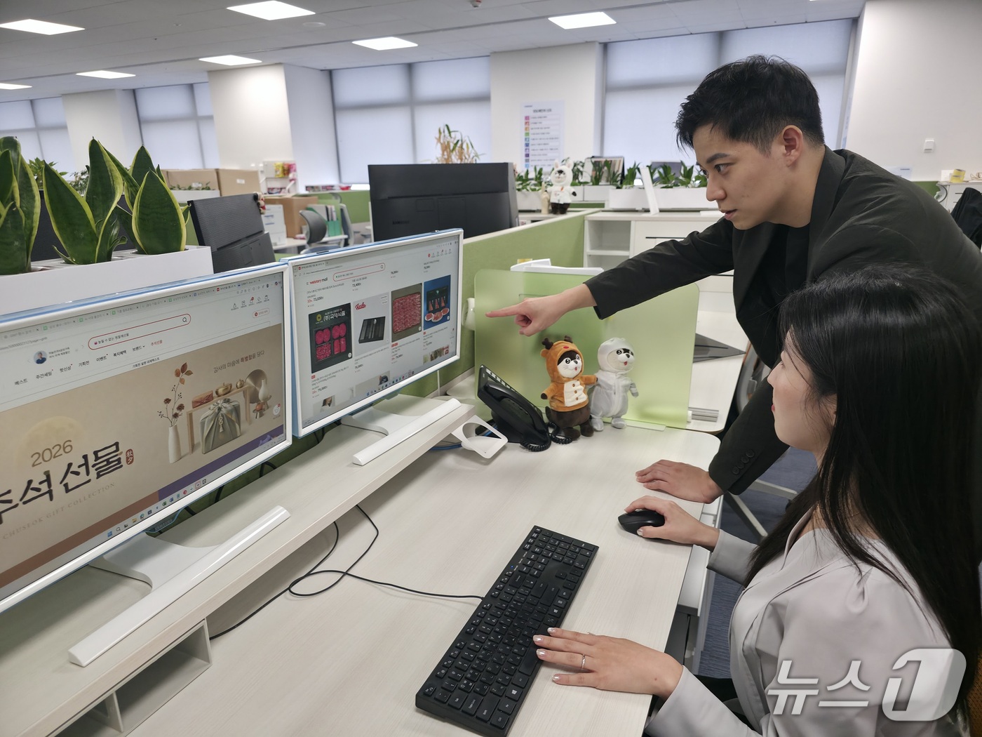 (서울=뉴스1) = 삼성은 추석 명절을 앞두고 협력회사의 원활한 자금 운용을 돕기 위해 물품 대금을 조기 지급하고, 임직원 대상 온라인 장터를 운영하는 등 국내 경기 활성화 지원에 …