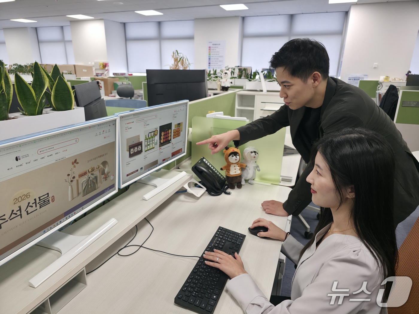 (서울=뉴스1) = 삼성은 추석 명절을 앞두고 협력회사의 원활한 자금 운용을 돕기 위해 물품 대금을 조기 지급하고, 임직원 대상 온라인 장터를 운영하는 등 국내 경기 활성화 지원에 …