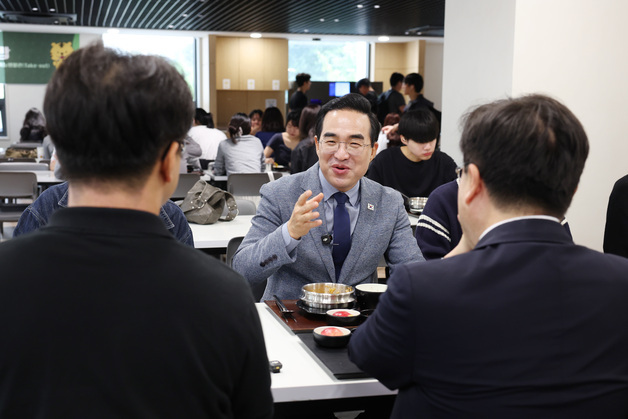 박홍근, 고려대서 청년 현장 소통…생활비·주거 부담 점검