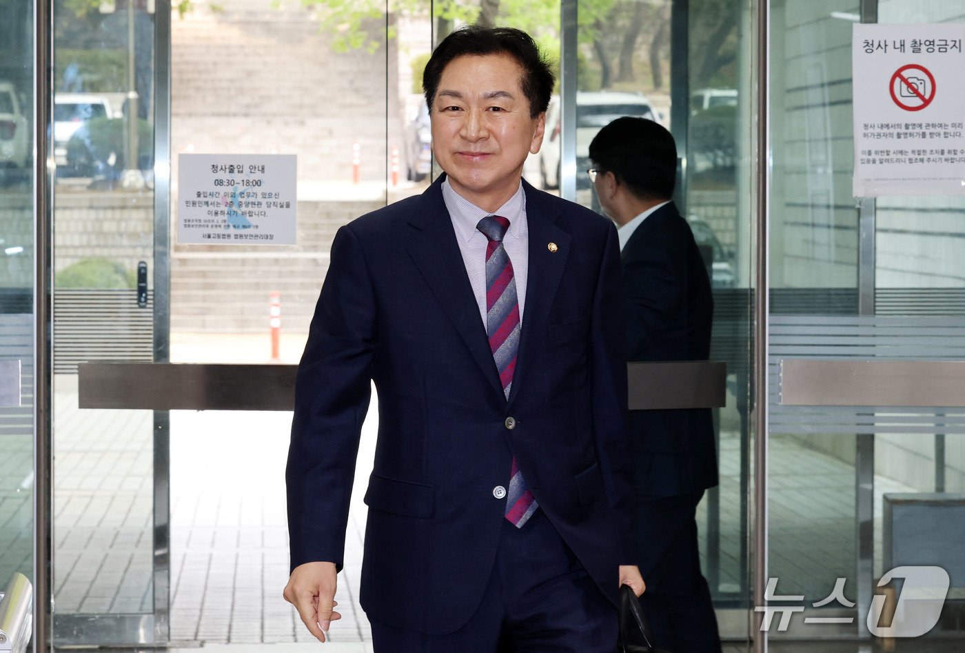 (서울=뉴스1) 박세연 기자 = 김건희 여사에게 260만원대 로저비비에 가방을 선물한 혐의로 기소된 김기현 국민의힘 의원이 14일 서울 서초구 서울중앙지방법원에서 열린 5차 공판에 …