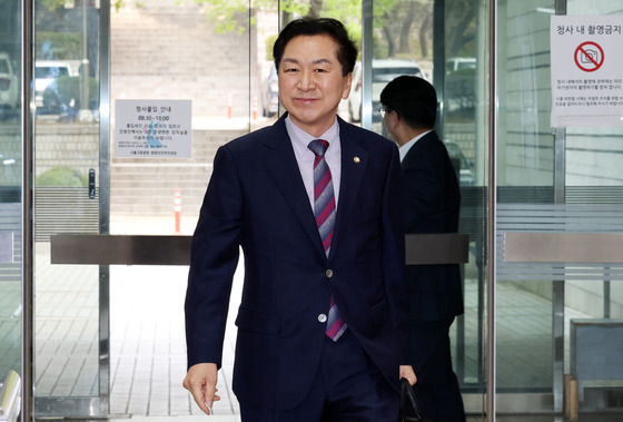 특검, '김건희에 로저비비에 선물' 김기현 징역 1년 구형…"사적 선물 아냐"(종합)
