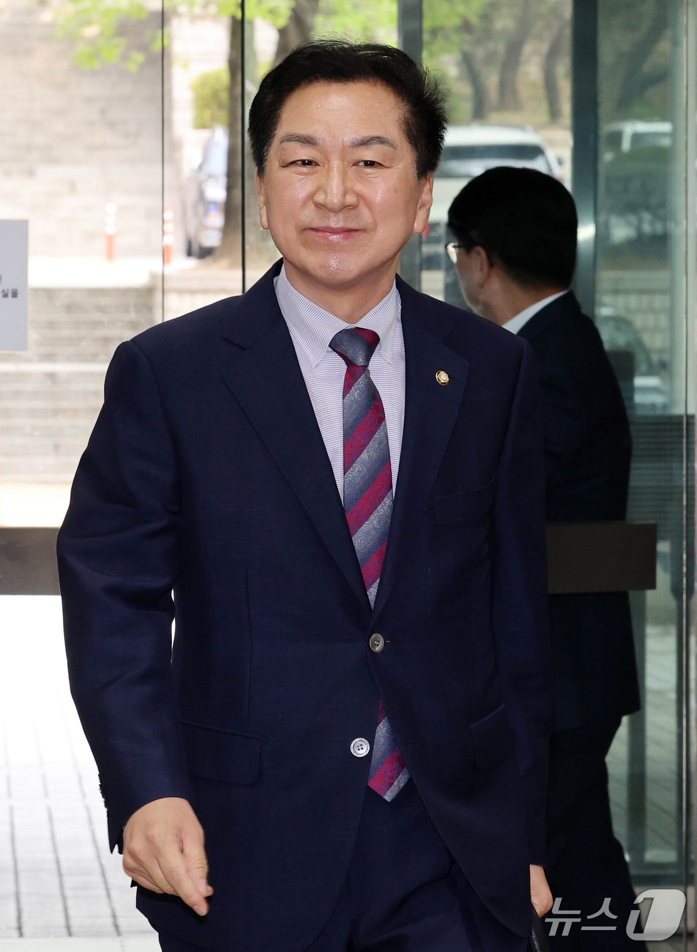 (서울=뉴스1) 박세연 기자 = 김건희 여사에게 260만원대 로저비비에 가방을 선물한 혐의로 기소된 김기현 국민의힘 의원이 14일 서울 서초구 서울중앙지방법원에서 열린 5차 공판에 …
