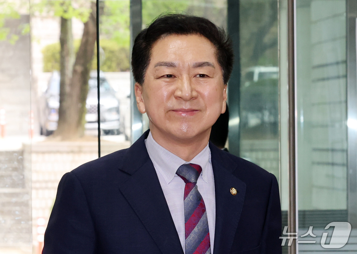 (서울=뉴스1) 박세연 기자 = 김건희 여사에게 260만원대 로저비비에 가방을 선물한 혐의로 기소된 김기현 국민의힘 의원이 14일 서울 서초구 서울중앙지방법원에서 열린 5차 공판에 …