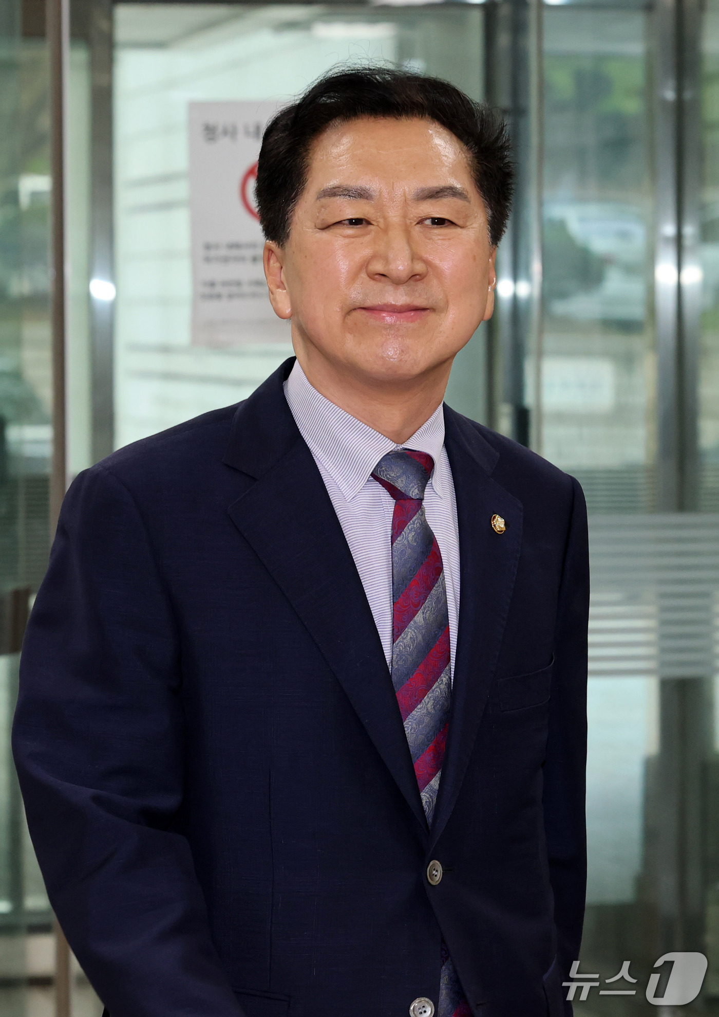 (서울=뉴스1) 박세연 기자 = 김건희 여사에게 260만원대 로저비비에 가방을 선물한 혐의로 기소된 김기현 국민의힘 의원이 14일 서울 서초구 서울중앙지방법원에서 열린 5차 공판에 …