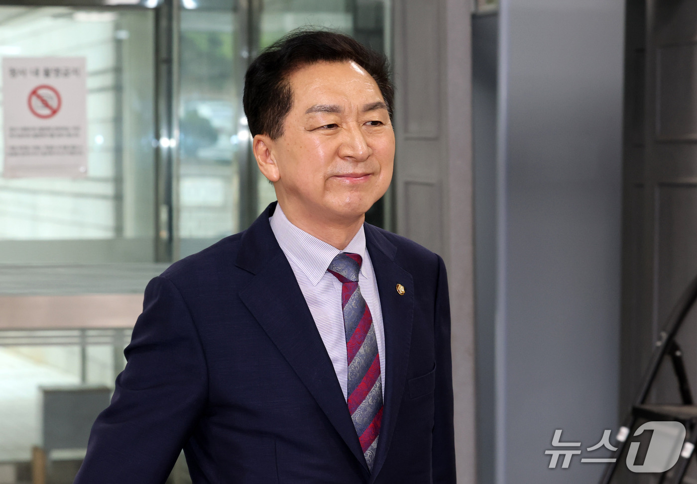 (서울=뉴스1) 박세연 기자 = 김건희 여사에게 260만원대 로저비비에 가방을 선물한 혐의로 기소된 김기현 국민의힘 의원이 14일 서울 서초구 서울중앙지방법원에서 열린 5차 공판에 …