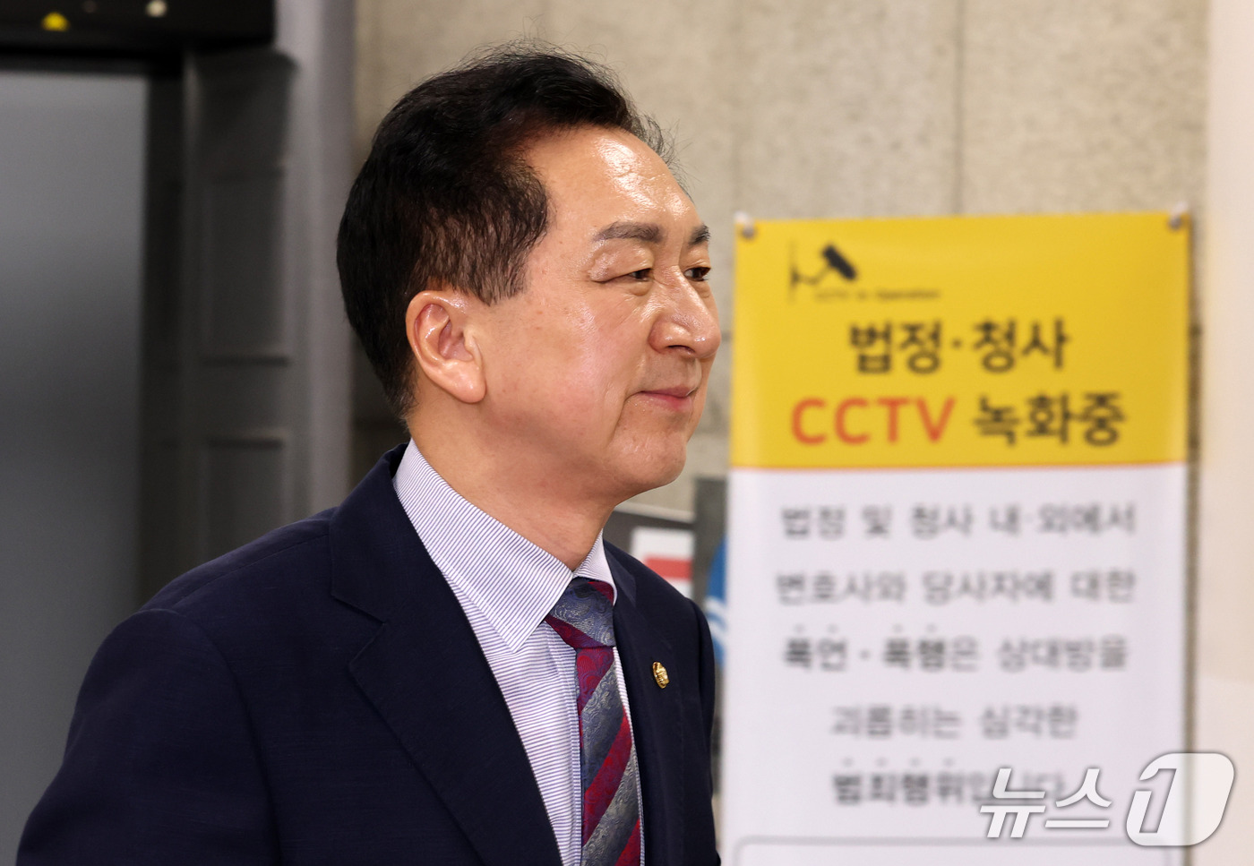 (서울=뉴스1) 박세연 기자 = 김건희 여사에게 260만원대 로저비비에 가방을 선물한 혐의로 기소된 김기현 국민의힘 의원이 14일 서울 서초구 서울중앙지방법원에서 열린 5차 공판에 …