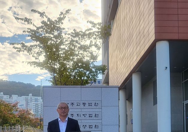 강성휘 목포시장 "국립의대 후보 선정 불공정"…법원 앞 1인시위