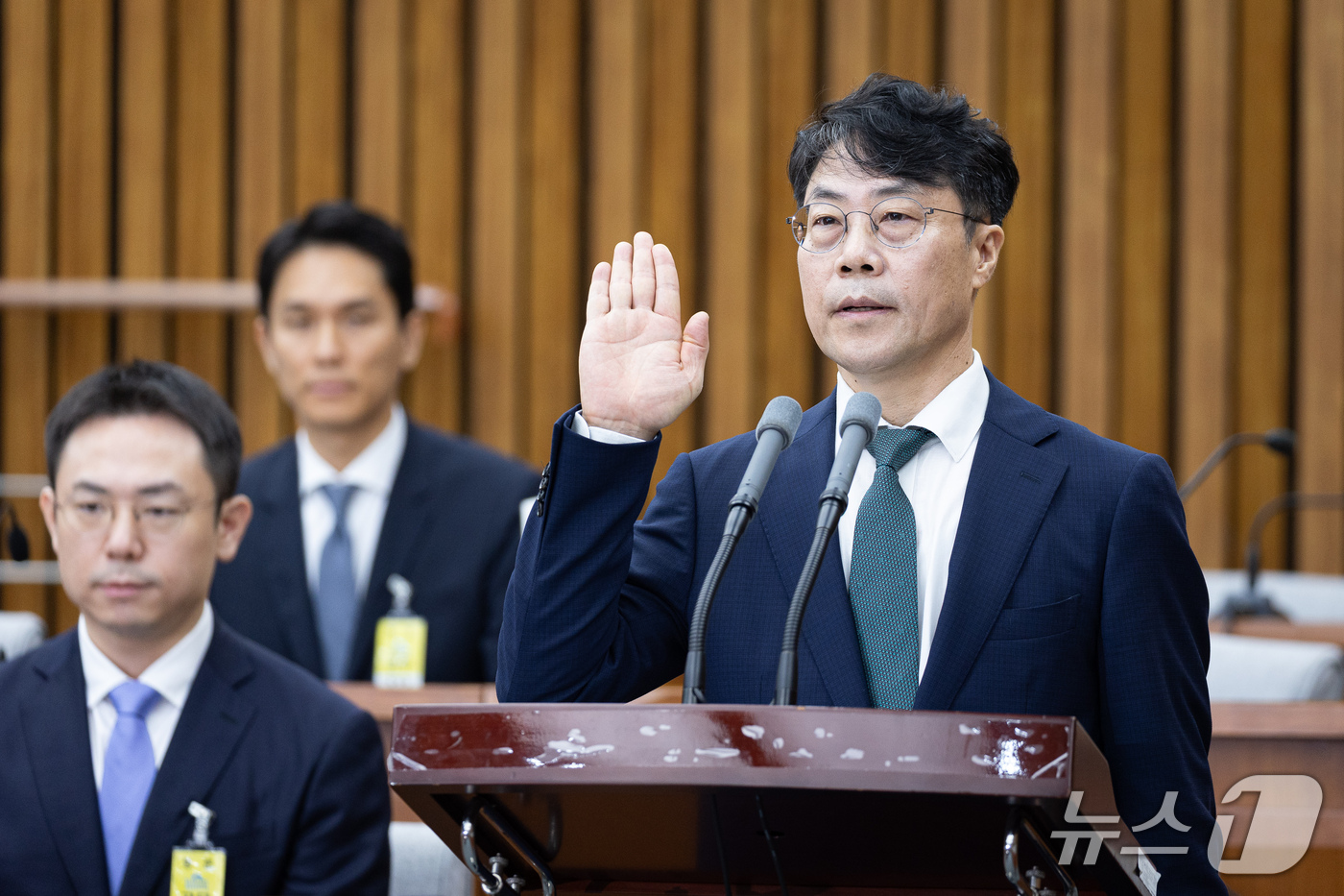 (서울=뉴스1) 유승관 기자 = 김성수 대법관 후보자가 14일 서울 여의도 국회에서 열린 대법관(김성수) 임명동의안 심사를 위한 인사청문회에 출석해 선서하고 있다. 2026.9.1 …