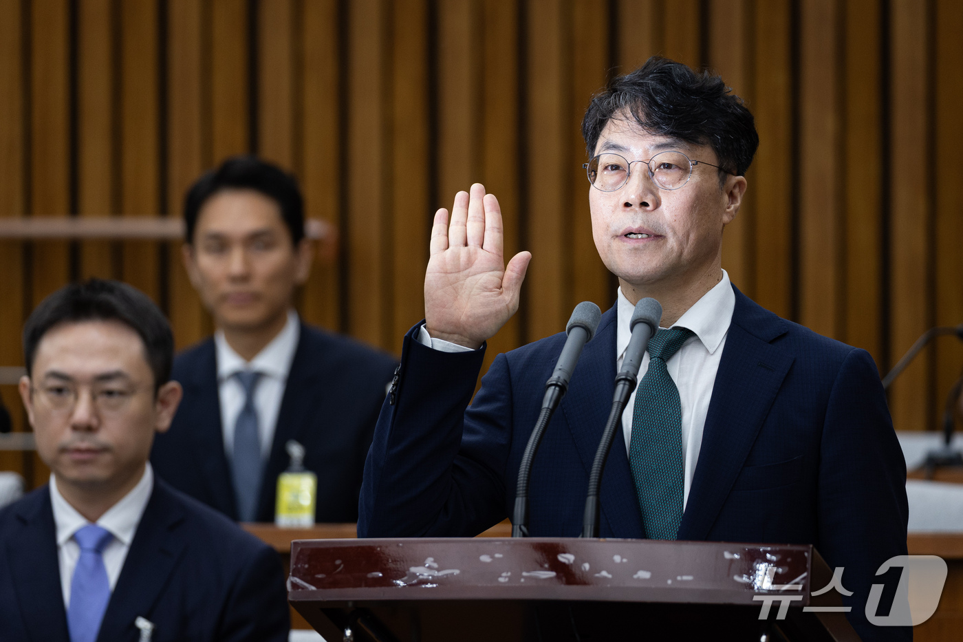 (서울=뉴스1) 유승관 기자 = 김성수 대법관 후보자가 14일 서울 여의도 국회에서 열린 대법관(김성수) 임명동의안 심사를 위한 인사청문회에 출석해 선서하고 있다. 2026.9.1 …