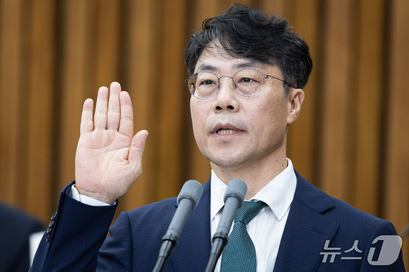 (서울=뉴스1) 유승관 기자 = 김성수 대법관 후보자가 14일 서울 여의도 국회에서 열린 대법관(김성수) 임명동의안 심사를 위한 인사청문회에 출석해 선서하고 있다. 2026.9.1 …