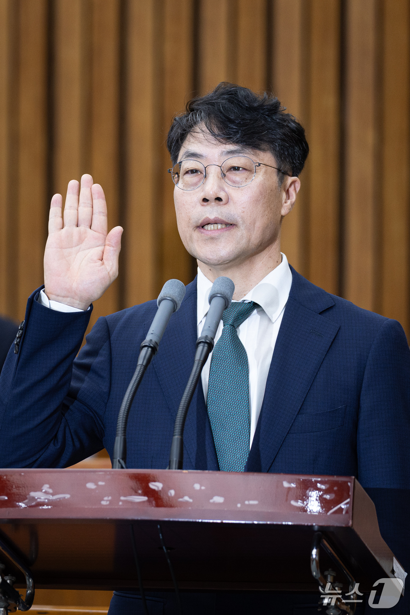 (서울=뉴스1) 유승관 기자 = 김성수 대법관 후보자가 14일 서울 여의도 국회에서 열린 대법관(김성수) 임명동의안 심사를 위한 인사청문회에 출석해 선서하고 있다. 2026.9.1 …