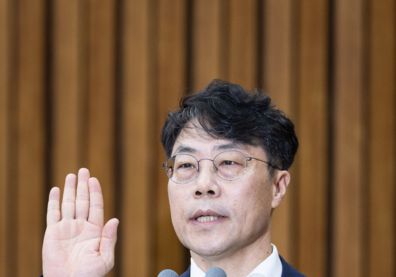 인사청문회 출석해 선서하는 김성수 대법관 후보자