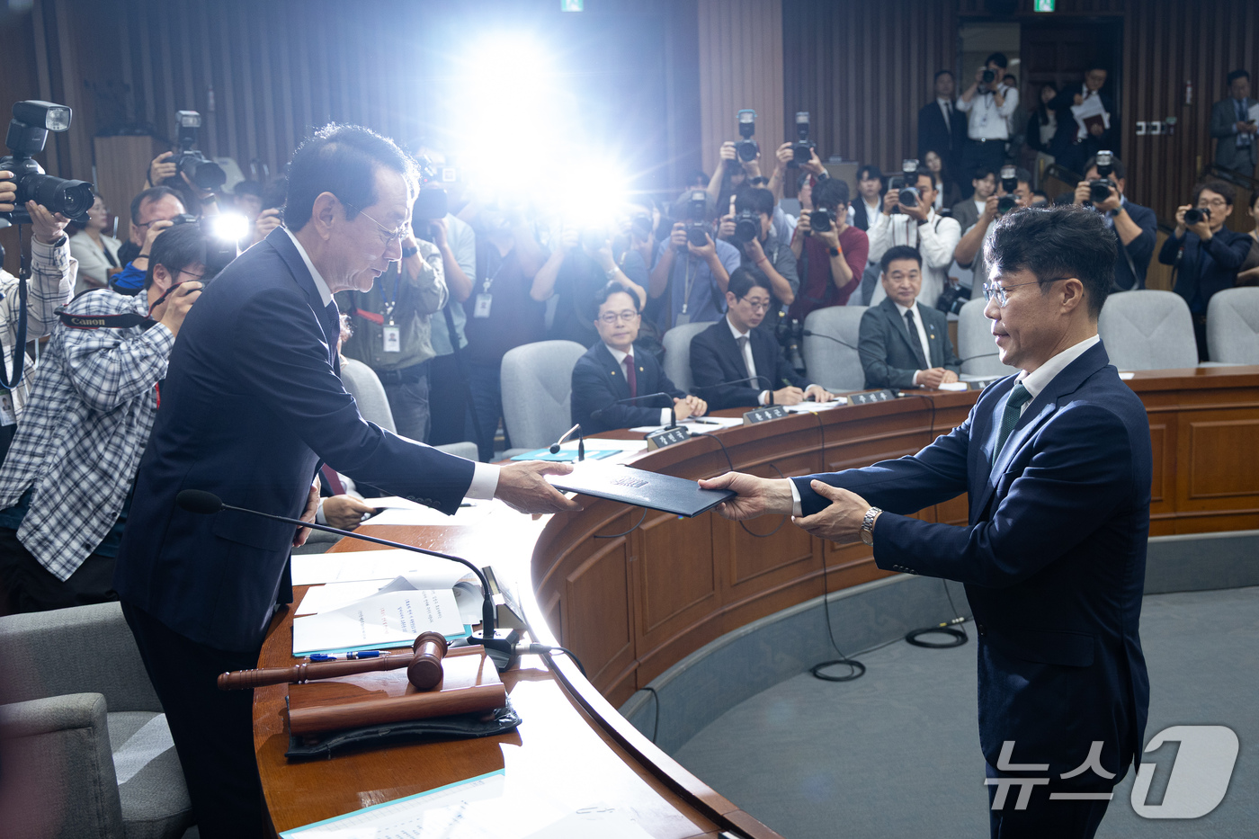 (서울=뉴스1) 유승관 기자 = 김성수 대법관 후보자가 14일 서울 여의도 국회에서 열린 대법관(김성수) 임명동의안 심사를 위한 인사청문회에 출석해 선서 후 선서문을 김도읍 위원장 …