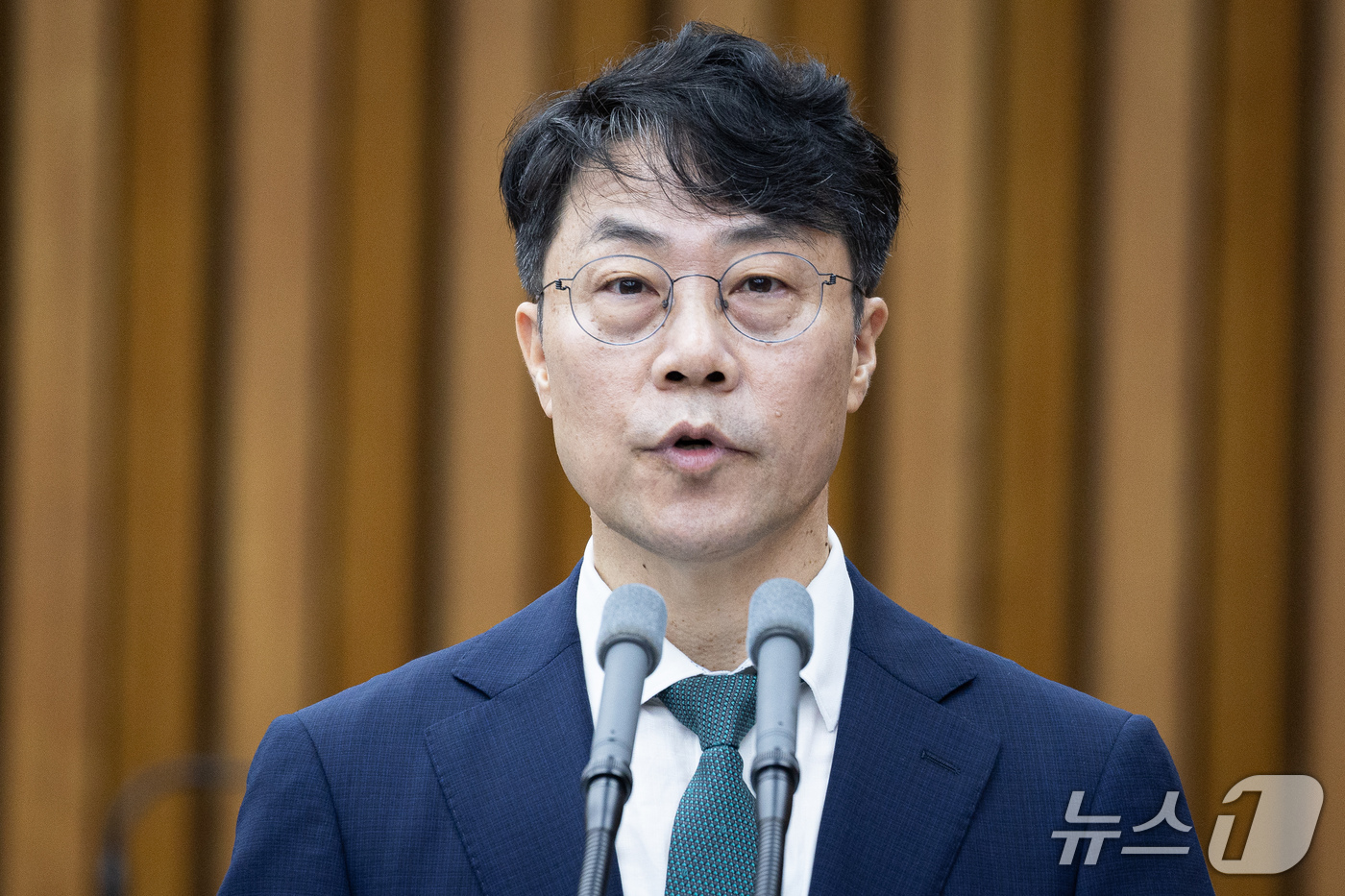 (서울=뉴스1) 유승관 기자 = 김성수 대법관 후보자가 14일 서울 여의도 국회에서 열린 대법관(김성수) 임명동의안 심사를 위한 인사청문회에 출석해 인사말을 하고 있다. 2026. …