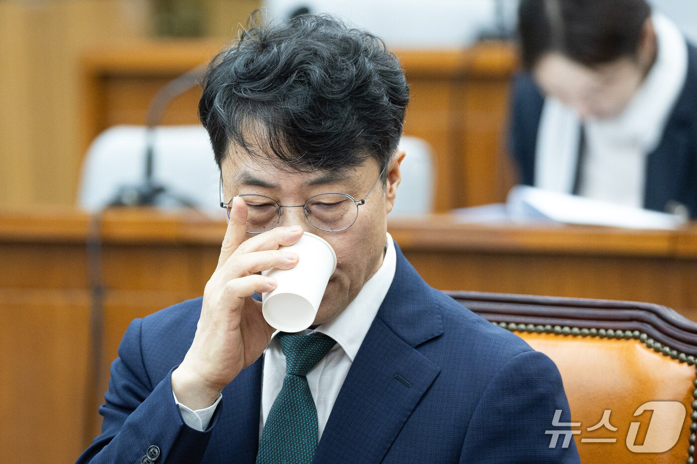 본문 이미지 - 김성수 대법관 후보자가 14일 서울 여의도 국회에서 열린 대법관(김성수) 임명동의안 심사를 위한 인사청문회에 출석해 물을 마시고 있다. 2026.9.14 ⓒ 뉴스1 유승관 기자