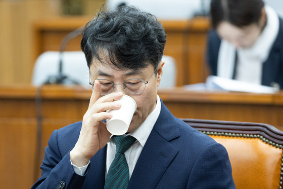 물 마시는 김성수 대법관 후보자