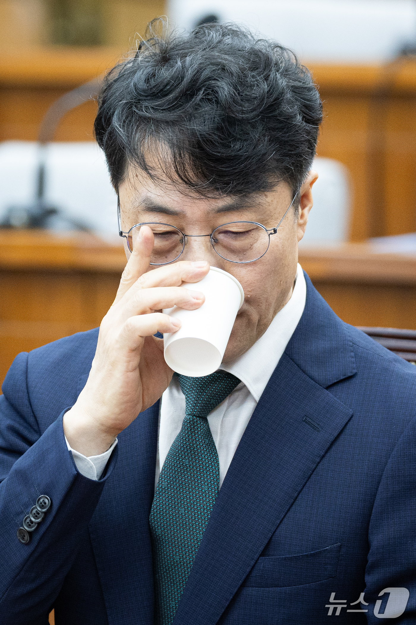 (서울=뉴스1) 유승관 기자 = 김성수 대법관 후보자가 14일 서울 여의도 국회에서 열린 대법관(김성수) 임명동의안 심사를 위한 인사청문회에 출석해 물을 마시고 있다. 2026.9 …