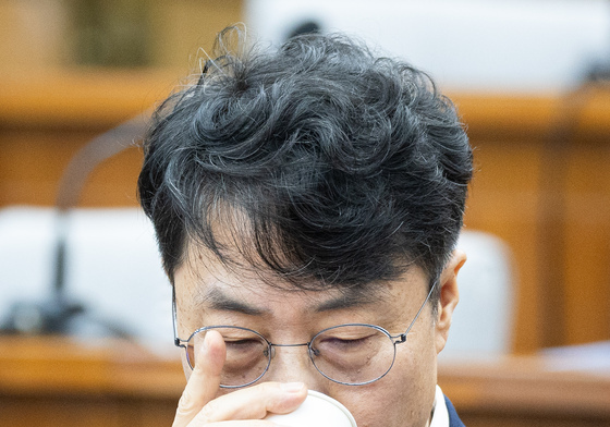 청문회 출석해 물 마시는 김성수 대법관 후보자