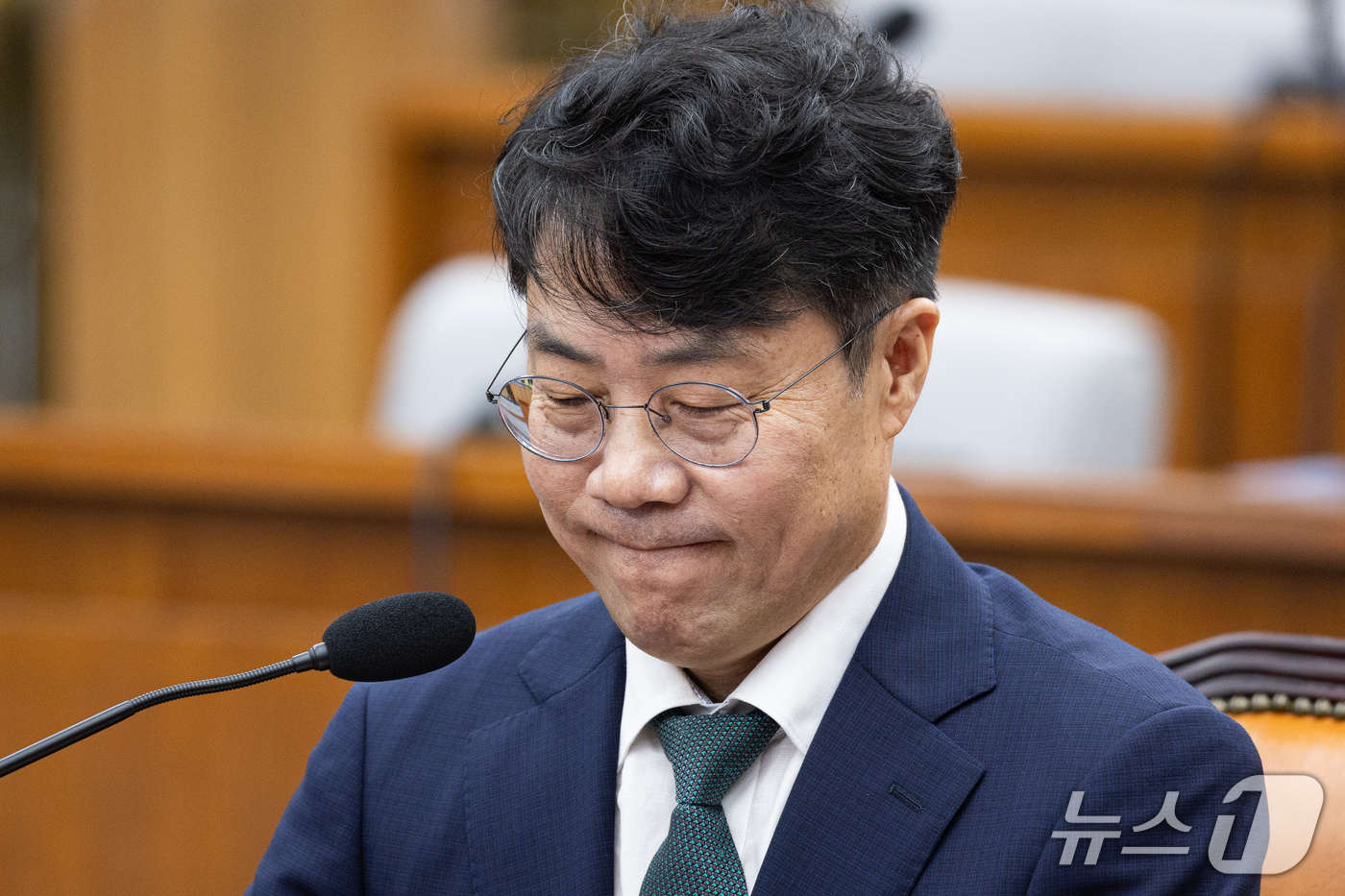 (서울=뉴스1) 유승관 기자 = 김성수 대법관 후보자가 14일 서울 여의도 국회에서 열린 대법관(김성수) 임명동의안 심사를 위한 인사청문회에 출석해 의원 질의를 들으며 굳은 표정을 …