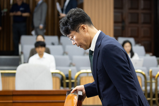 인사하는 김성수 대법관 후보자