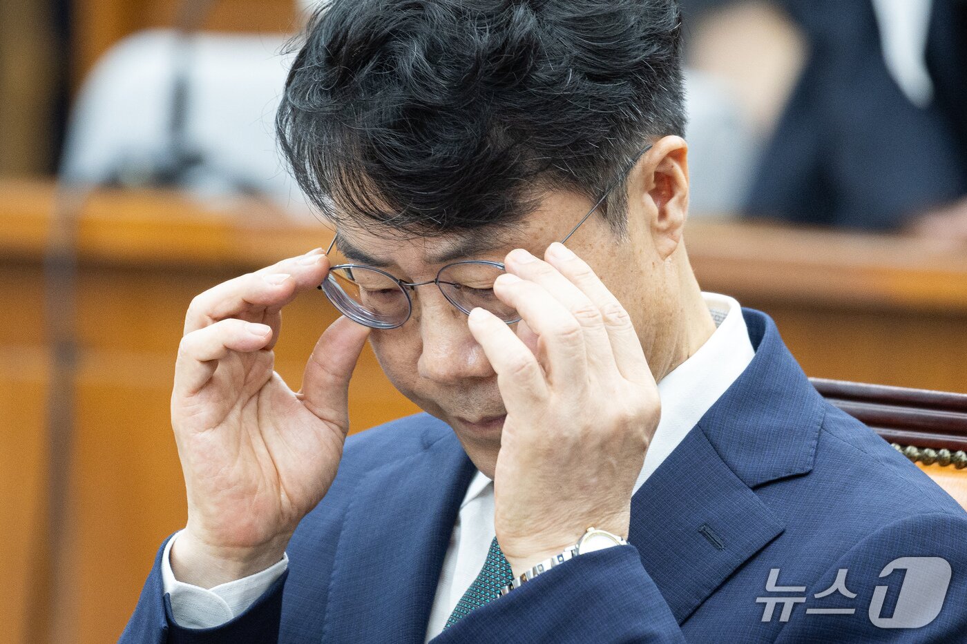 본문 이미지 - 김성수 대법관 후보자가 14일 서울 여의도 국회에서 열린 대법관(김성수) 임명동의안 심사를 위한 인사청문회에 출석해 안경을 고쳐 쓰고 있다. 2026.9.14 ⓒ 뉴스1 유승관 기자