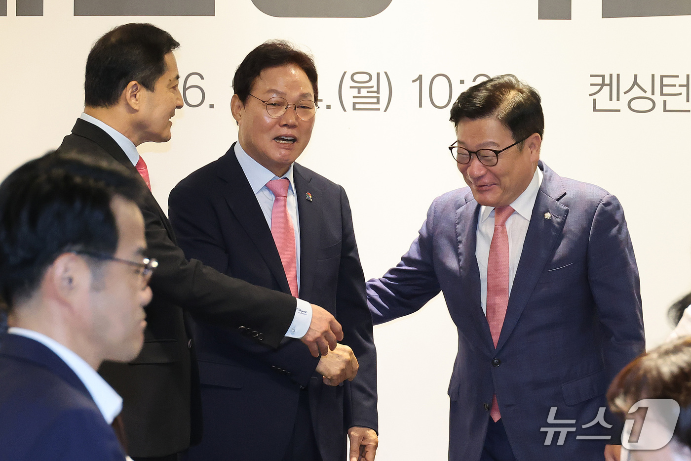 (서울=뉴스1) 신웅수 기자 = 정점식 국민의힘 원내대표와 박완수 경남지사가 14일 서울 여의도 켄싱턴호텔에서 열린 국민의힘 경남도당-경상남도 예산정책협의회에서 인사하고 있다. 2 …