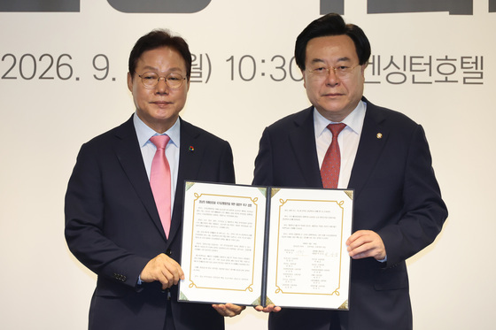 경남 미래성장 대정부 촉구 성명서 든 박완수·박상웅