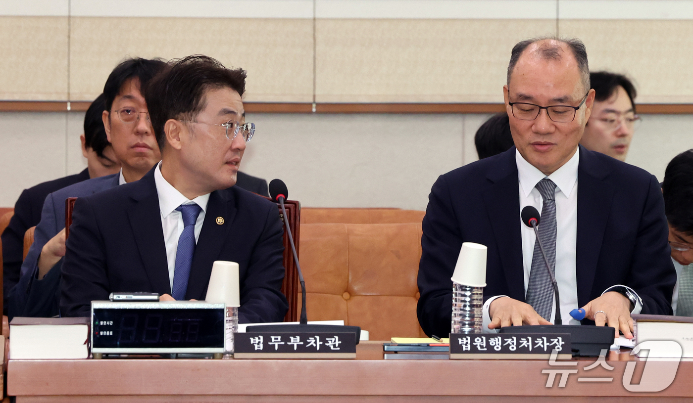 (서울=뉴스1) 황기선 기자 = 이진수 법무부 장관 직무대행 겸 차관과 기우종 법원행정처 차장이 4일 오전 서울 여의도 국회에서 열린 법제사법위원회 법안심사제1소위원회에서 대화를 …
