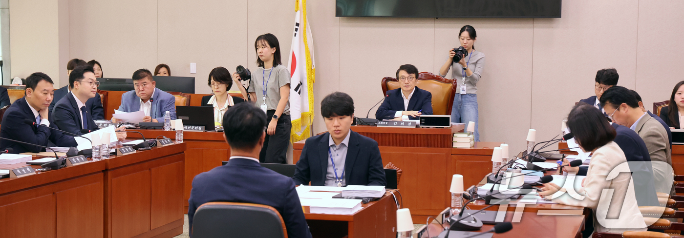 (서울=뉴스1) 황기선 기자 = 김의겸 소위원장이 14일 오전 서울 여의도 국회에서 열린 법제사법위원회 법안심사제1소위원회에서 회의를 주재하고 있다.  2026.9.14/뉴스1