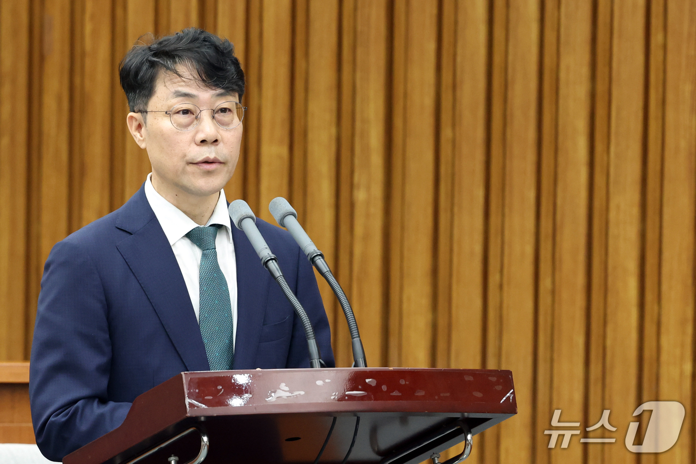 (서울=뉴스1) 황기선 기자 = 김성수 대법관 후보자가 14일 오전 서울 여의도 국회에서 열린 인사청문회에서 인사말을 하고 있다.  2026.9.14/뉴스1