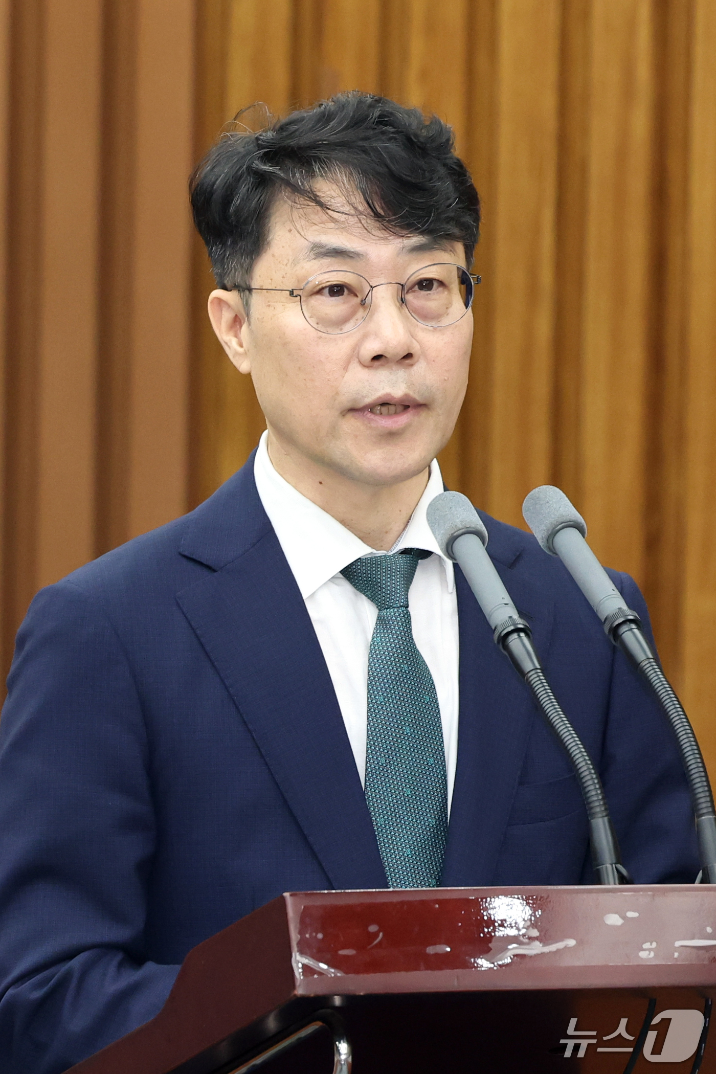 (서울=뉴스1) 황기선 기자 = 김성수 대법관 후보자가 14일 오전 서울 여의도 국회에서 열린 인사청문회에서 인사말을 하고 있다.  2026.9.14/뉴스1