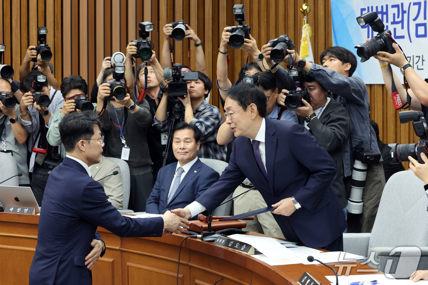 (서울=뉴스1) 황기선 기자 = 김성수 대법관 후보자가 14일 오전 서울 여의도 국회에서 열린 인사청문회에서 김도읍 위원장에게 선서문을 전달하고 있다.  2026.9.14/뉴스1