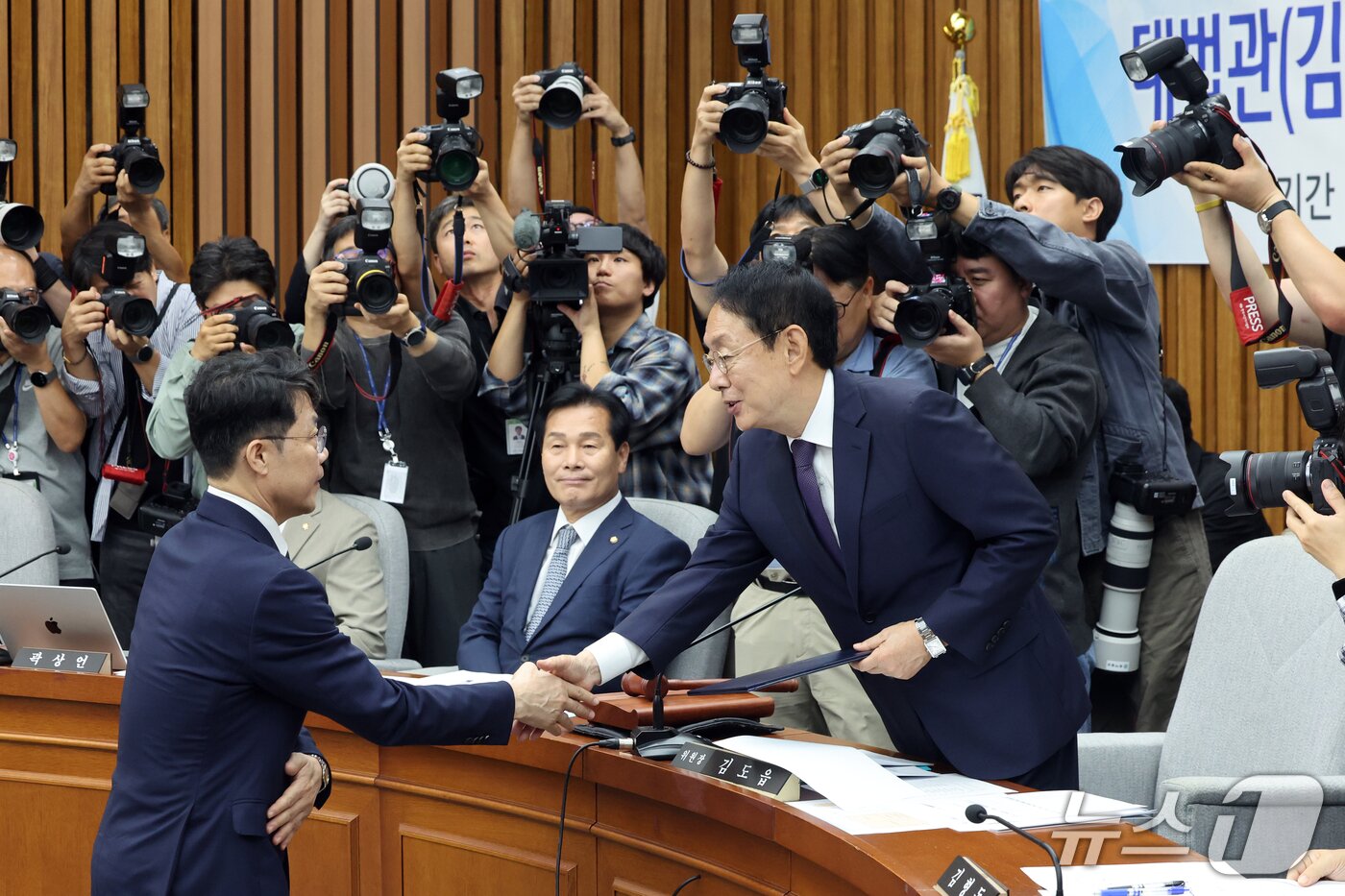본문 이미지 - 김성수 대법관 후보자가 14일 오전 서울 여의도 국회에서 열린 인사청문회에서 김도읍 위원장에게 선서문을 전달하고 있다. 2026.9.14 ⓒ 뉴스1 황기선 기자
