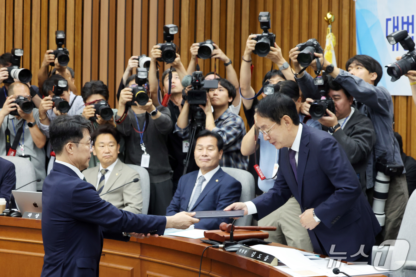 (서울=뉴스1) 황기선 기자 = 김성수 대법관 후보자가 14일 오전 서울 여의도 국회에서 열린 인사청문회에서 김도읍 위원장에게 선서문을 전달하고 있다.  2026.9.14/뉴스1